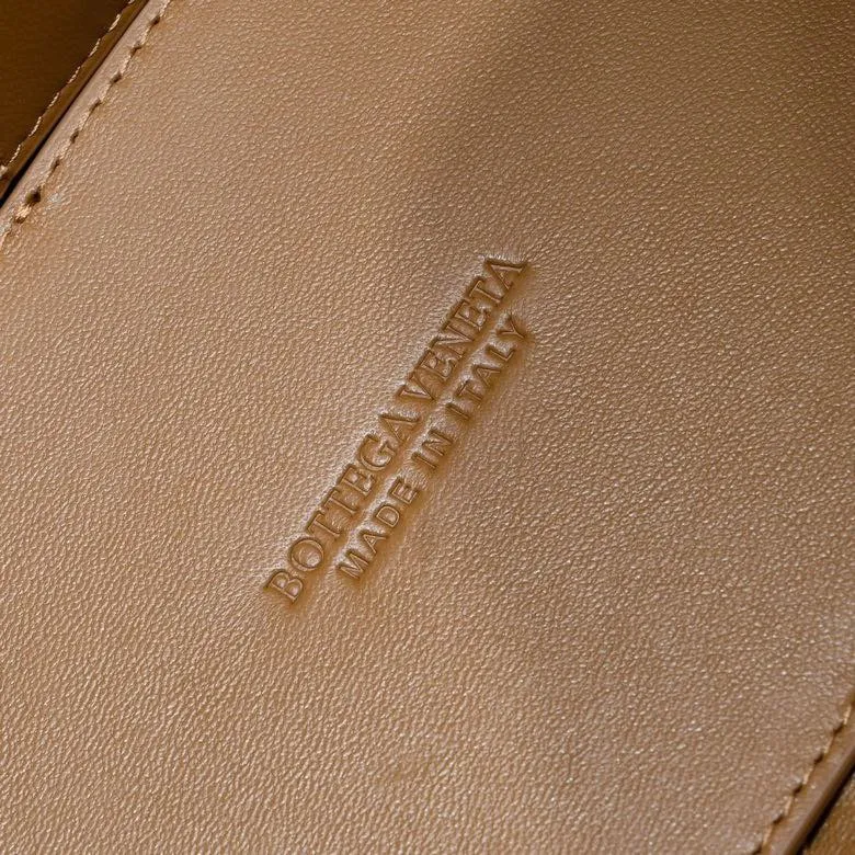 The 2023 new Andiamo batch of 2260 BV has been shipped‼ ️Really popular🔥The new Andiamo woven handbag launched by Bottega Veneta this season is really popular all over the world! ! Celebrities at home and abroad have worn it, and Oscar-winning actress Michelle Yeoh has taken it out on the street. Song Jia, Trai Yara, Yu Feihong, Sanji Ayaka, Rosie Hunting-Whiteley, Yoshioka Riho, etc. have all picked up this bag. It is classic and versatile, showing off its temperament, and the bag capacity is also large, which is very convenient for daily commuting! ! A variety of carrying methods, the shoulder straps can be adjusted by yourself, the original lambskin feels soft and delicate, and the unisex style breaks gender boundaries and brings a more practical and longer-lasting use experience. Andiamo, which has both elegant and casual styles, perfectly interprets the true appearance of "fashionable old money style". Style number: 8463 Size: 32*24*12